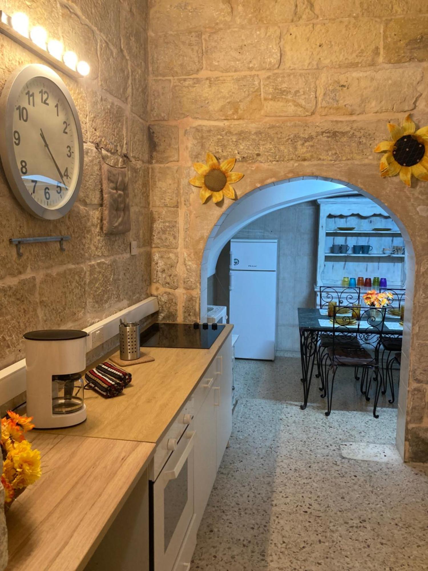 Charming Central Townhouse In Sliema Steps From Promenade And Sliema Ferry Daire Dış mekan fotoğraf